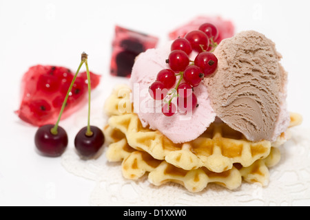 Il dessert consistono di ribes, gelato, ciliegia e waffles Foto Stock