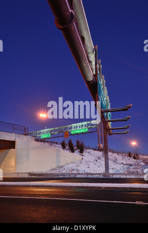 Sotto l'autostrada firmare all'alba in inverno Foto Stock