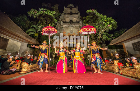 Il tradizionale design Balinese danza al palazzo di Ubud, Ubud, Bali, Indonesia Foto Stock