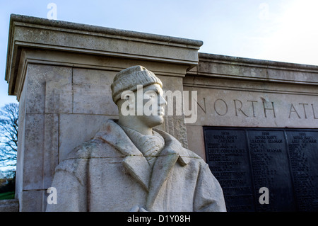 Statua di un marinaio al Naval War Memorial. Il Hoe, Plymouth, Devon. REGNO UNITO Foto Stock