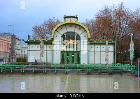 La stazione della metropolitana Karlsplatz bandiera trasformato in cafe, patrimonio mondiale dell UNESCO. Il lavoro di Otto Wagner (1898) di Vienna. Austria Foto Stock