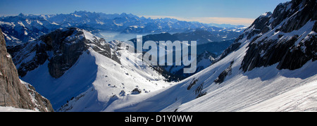 Winter Snow capped Alpi Svizzere montagne dal Monte Pilatus Vierwaldstaettersee Lago di Lucerna svizzera Foto Stock