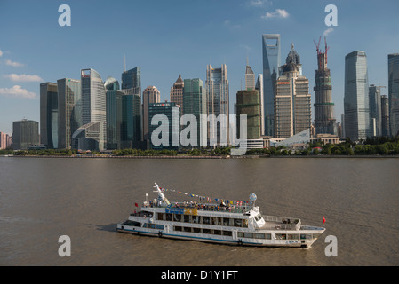 La crociera sul Fiume Huangpu e vista sullo skyline di Pudong dal Bund, Shanghai, Cina Foto Stock