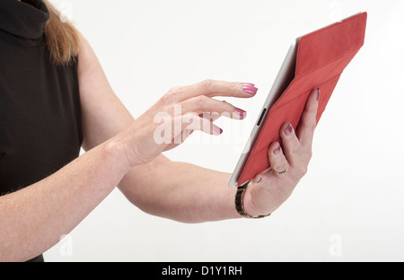 Donna che utilizza un Ipad dal dispositivo palmare Foto Stock