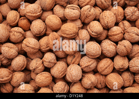 Chiudere l immagine della pila sparsi di noci. Agricoltura sfondo. Foto Stock