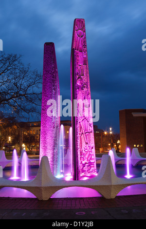 Il Centennial piazza fontana illuminata per la stagione di Natale.-Victoria, British Columbia, Canada. Foto Stock