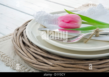 Pink tulip sulla cena rustica impostazione bianco sul tavolo di legno Foto Stock