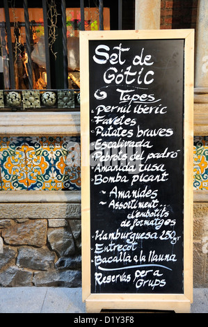 Barcellona, in Catalogna, Spagna. Menu sulla lavagna fuori del ristorante nel Barri Gotic Foto Stock