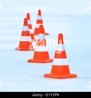 Rosso e bianco coni striato sul ghiaccio Foto Stock