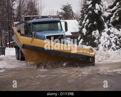 Blue spazzaneve con coltello giallo rimozione della neve Foto Stock