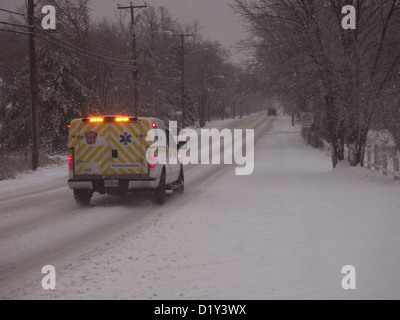 Ambulanza First Responder carrello su strada invernale Foto Stock