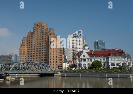 Ponte Waibaidu, Broadway Mansions e Consolato Russo edifici vicino al Bund, Shanghai, Cina Foto Stock