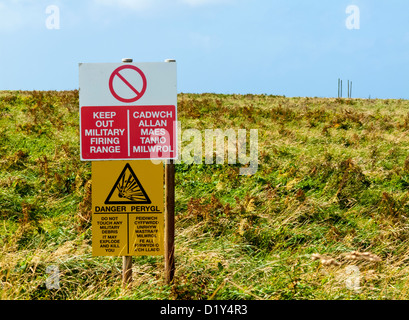 Tenere fuori militari di Tiro segno di avvertimento sul MOD Esercito di formazione di terreni a St Govan la testa Bosherston Pembrokeshire Wales UK Foto Stock