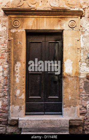 Porta del vecchio edificio nel villaggio italiano della Toscana, Italia Foto Stock