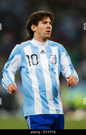 JOHANNESBURG, SUDAFRICA - GIUGNO 27: L'Argentina Lionel messi in azione durante la gara di Coppa del mondo FIFA 16 contro il Messico al Soccer City Stadium il 27 giugno 2010 a Johannesburg, Sudafrica. Solo per uso editoriale. Uso commerciale vietato. (Fotografia di Jonathan Paul Larsen / Diadem Images) Foto Stock