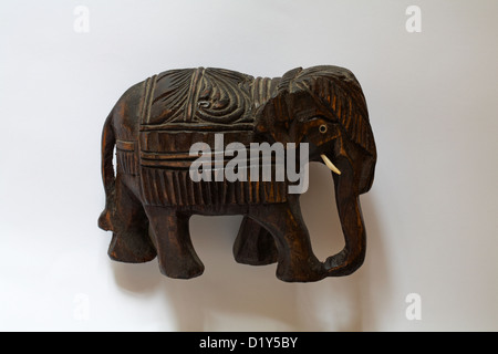 In legno intagliato elephant isolati su sfondo bianco Foto Stock