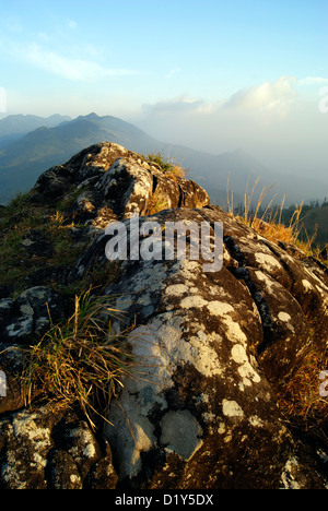 In bianco e nero di colore dorato sulle colline rocciose vista superiore a Ponmudi ( Il Golden Peak ) Hill Station in Kerala ,India Foto Stock