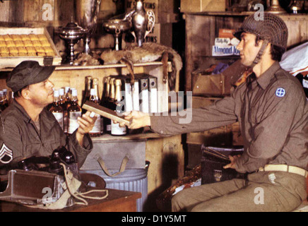 Oro Stosstrupp Kelly's Heroes Don Rickles und Clint Eastwood in Szene.Caption locale *** 1969 Metro Goldwyn Mayer Foto Stock