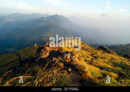 Ponmudi colline ( Golden Peak ) Panorama vista i Ghati Occidentali a Kerala , India del Sud Foto Stock