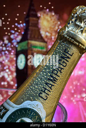 Champagne fuochi d'artificio wine cooler con Big Ben dietro a mezzanotte con grande festa fuochi d'artificio capodanno Westminster London REGNO UNITO Foto Stock