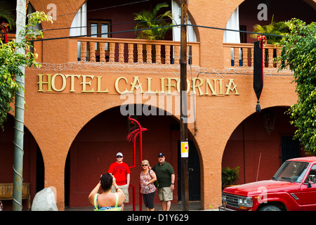 I turisti hanno la loro foto scattata al di fuori del Hotel California in Todos Santos, Baja, Messico Foto Stock