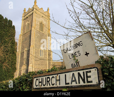 Pescato granchi le linee e le esche per la vendita, Church Lane, Walberswick, Suffolk, East Anglia, Inghilterra, Regno Unito. St Andrews chiesa in background. Foto Stock