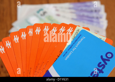 Un Oyster card e biglietti ferroviari con sterling note in background Foto Stock