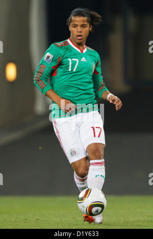 JOHANNESBURG, SUD AFRICA - GIUGNO 27: Giovani Dos Santos del Messico sul pallone durante la gara di Coppa del mondo FIFA 16 contro l'Argentina al Soccer City Stadium il 27 giugno 2010 a Johannesburg, Sudafrica. Solo per uso editoriale. Uso commerciale vietato. (Fotografia di Jonathan Paul Larsen / Diadem Images) Foto Stock