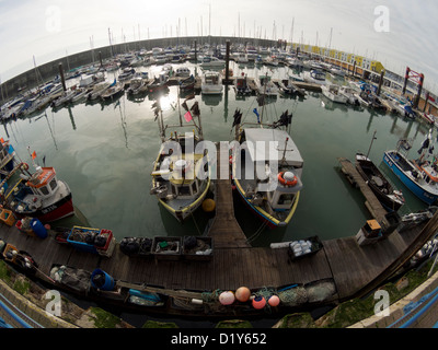 Brighton Marina: ampia angolazione di barche da pesca nell'estremità orientale della marina Foto Stock