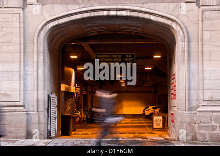 Aprire le porte all'entrata di un parcheggio nel piano interrato molto con diverse vetture parcheggiate all'interno di Dundee, Regno Unito Foto Stock