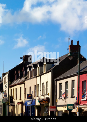 Dipinto luminosamente edifici nella strada principale di Pembroke town center Pembrokeshire South Wales UK Foto Stock