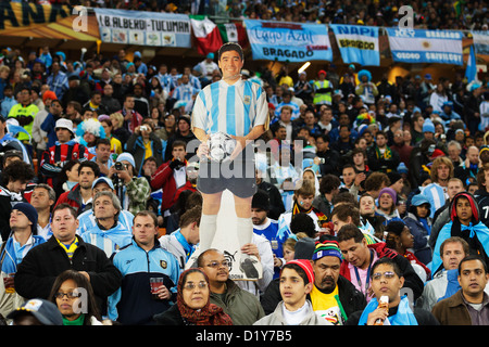 Uno spaccato di Diego Maradona guarda fuori dalla folla alla Coppa del Mondo FIFA round di 16 match tra Argentina e Messico. Foto Stock