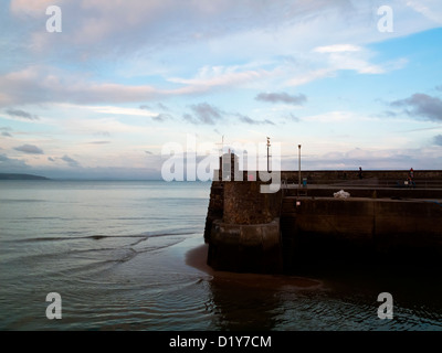 Ingresso al porto a Saundersfoot Tenby nei pressi di una stazione balneare del Pembrokeshire Coast nel South Wales UK visto al tramonto Foto Stock