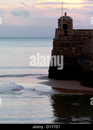 Ingresso al porto a Saundersfoot Tenby nei pressi di una stazione balneare del Pembrokeshire Coast nel South Wales UK visto al tramonto Foto Stock