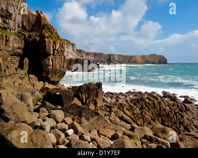 Il Pembrokeshire costa al St Govan la testa vicino Bosherston con rocce, alte scogliere e onde che si infrangono South Wales UK Foto Stock