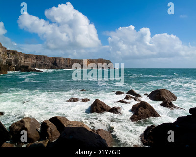 Il Pembrokeshire costa al St Govan la testa vicino Bosherston con rocce, alte scogliere e onde che si infrangono South Wales UK Foto Stock