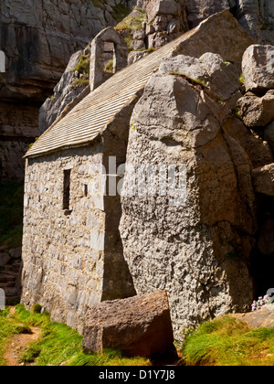 St Govan Cappella del vicino Bosherston Pembrokeshire South Wales UK una cappella in pietra costruito nella roccia dedicato alla st Govan Foto Stock