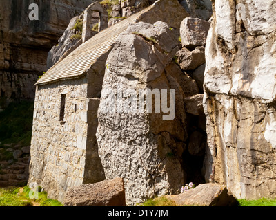 St Govan Cappella del vicino Bosherston Pembrokeshire South Wales UK una cappella in pietra costruito nella roccia dedicato alla st Govan Foto Stock