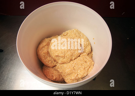 Takehito Maeda rendendo miso nella sua cucina a Nelson, Nuova Zelanda Foto Stock
