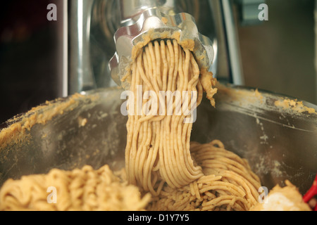 Takehito Maeda rendendo miso nella sua cucina a Nelson, Nuova Zelanda Foto Stock