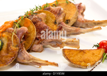 Arrosto costolette di vitello con le verdure su una piastra bianca in un ristorante Foto Stock