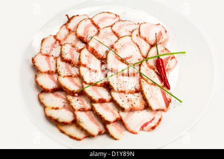 Pancetta, cipolla e pepe su un piatto in un ristorante Foto Stock