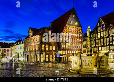 Storica piazza del mercato di Hildesheim, Germania durante le ore di colore blu Foto Stock