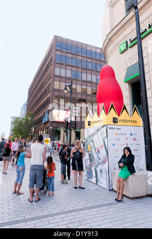 Persone su Ste Catherine Street durante il giusto per ride festival di Montreal, provincia del Québec in Canada. Foto Stock