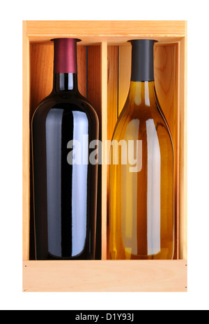 Un Cabernet Sauvignon e Chardonnay bottiglia senza etichette in un legno confezione regalo. Formato verticale isolato su bianco. Foto Stock