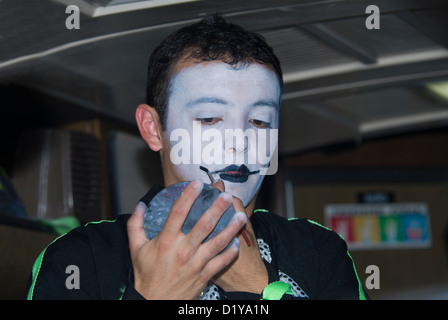 Murguista uruguayano di applicare il make-up prima di eseguire durante il carnevale di Montevideo Foto Stock