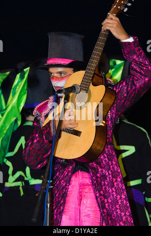 Murguista uruguayano di eseguire durante il carnevale a Montevideo, Uruguay nel mese di febbraio, 2007 Foto Stock