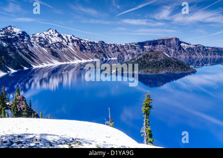 Wizard Island è circondato da brilliant blue lago cratere presso il cratere del lago del Parco Nazionale Foto Stock