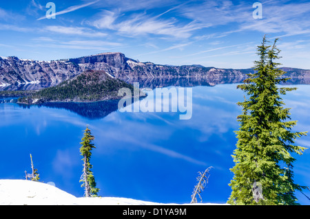 Wizard Island è circondato da brilliant blue lago cratere presso il cratere del lago del Parco Nazionale Foto Stock