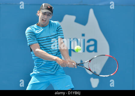 09.01.2013 Sydney, Australia. John Millman (AUS) in azione contro Andreas Seppi (ITA) durante l'Apia Torneo Internazionale di Tennis dal Sydney Olympic Park. Foto Stock